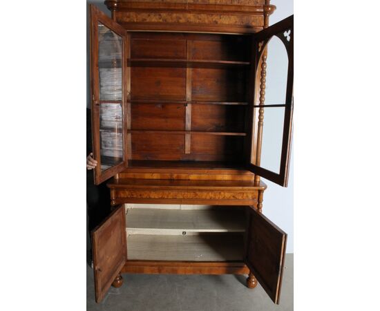 Antica Libreria Carlo X in noce 1830 Lombardia con intarsi e vetri soffiati. Mis 129 x 56 . H 242 