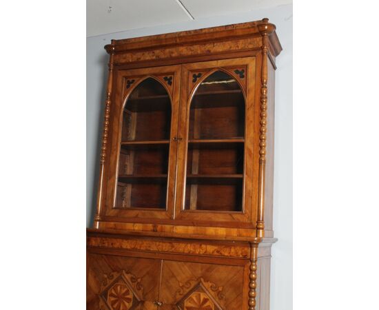 Antica Libreria Carlo X in noce 1830 Lombardia con intarsi e vetri soffiati. Mis 129 x 56 . H 242 