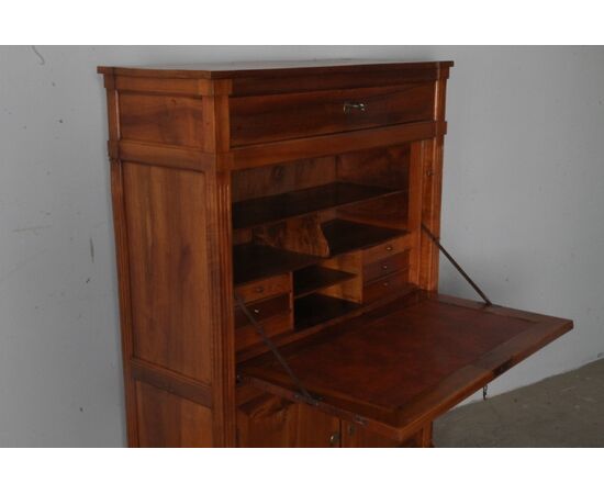 Antico secretaire ribalta in noce fine 700 . Luigi XVI . Mis 95 x 39 h 139. Restaurato 