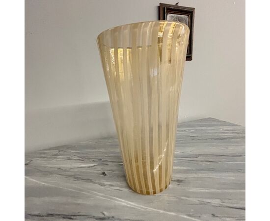 Straordinario vaso in vetro Lattimo oro Barovier e Toso Murano 1970 . Altezza cm 36 . Perfette condizioni 