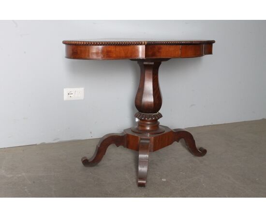 Antico tavolo da salotto 1860 in noce . a “ Biscotto “ . Mis 113 x63 