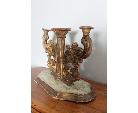 Antico candelabro candeliere in legno dorato a mecca XVIII sec. A due luci . Mis 66 x  altezza cm 42  