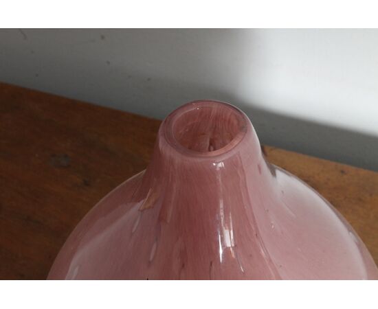 Vaso Murano Vintage metà XX sec Rosa con bolle impresse. Mis H 20 L 16 