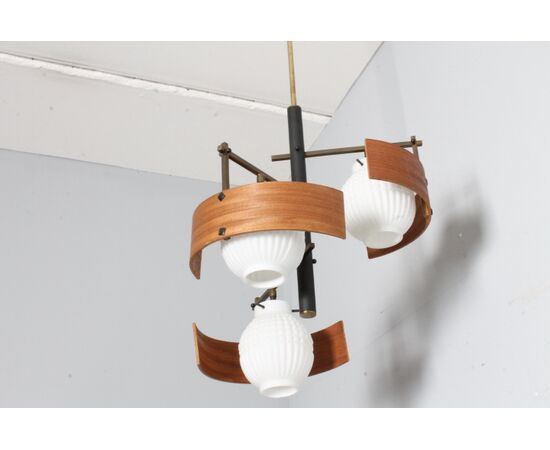 Lampadario svedese anni 50 tre luci in teak e vetro opalino.  Mis Altezza cm 100 diametro cm 40 