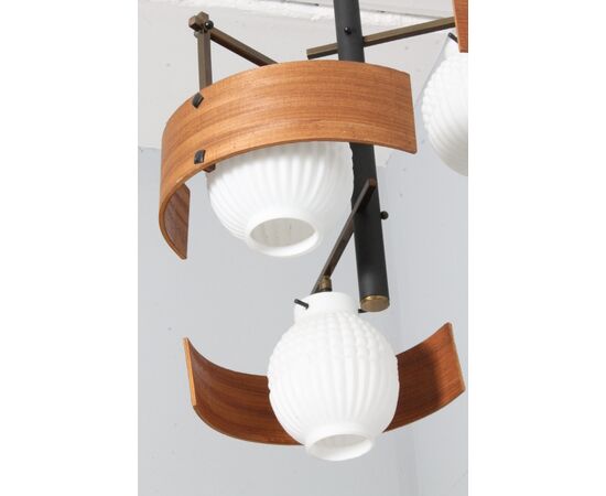 Lampadario svedese anni 50 tre luci in teak e vetro opalino.  Mis Altezza cm 100 diametro cm 40 