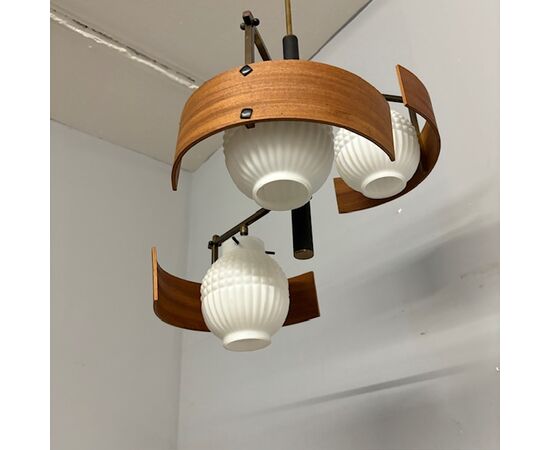 Lampadario svedese anni 50 tre luci in teak e vetro opalino.  Mis Altezza cm 100 diametro cm 40 