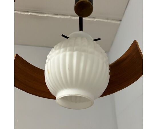 Lampadario svedese anni 50 tre luci in teak e vetro opalino.  Mis Altezza cm 100 diametro cm 40 