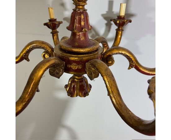 Antico Lampadario Sei Bracci epoca XIX secolo dipinto rubino e oro . Tutto intagliato . Altezza cm 80 diametro cm 80 