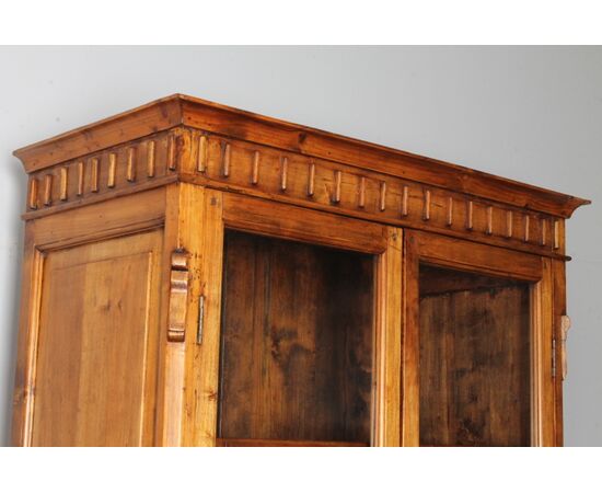 Antica credenza libreria toscana , XIX sec , restaurata naturale . Mis Larghezza cm 88 x 43 . H 202 