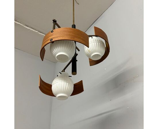 Lampadario svedese anni 50 tre luci in teak e vetro opalino.  Mis Altezza cm 100 diametro cm 40 