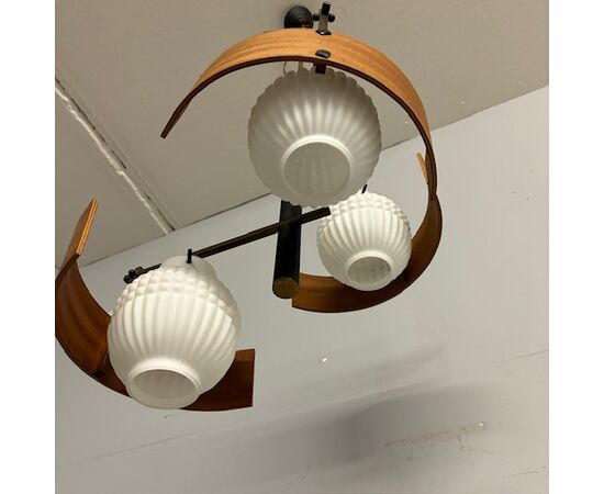 Lampadario svedese anni 50 tre luci in teak e vetro opalino.  Mis Altezza cm 100 diametro cm 40 