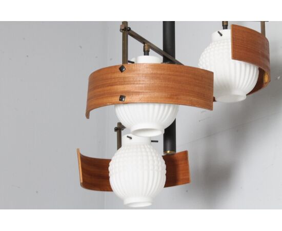 Lampadario svedese anni 50 tre luci in teak e vetro opalino.  Mis Altezza cm 100 diametro cm 40 