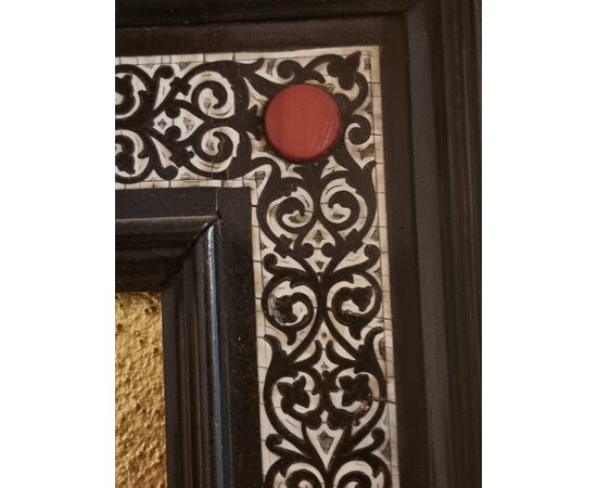 Cornice in legno ebanizzato intarsiata con inserti in pietre dure