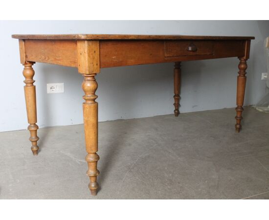 Antico tavolo provenzale fine 800 restaurato in patina. Mis 160 x 78 . h 79. Gambe tornite.