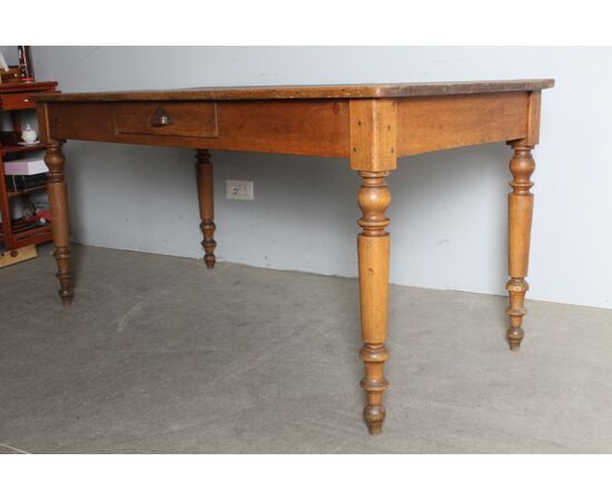 Antico tavolo provenzale fine 800 restaurato in patina. Mis 160 x 78 . h 79. Gambe tornite.