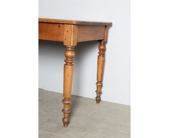 Antico tavolo provenzale fine 800 restaurato in patina. Mis 160 x 78 . h 79. Gambe tornite.