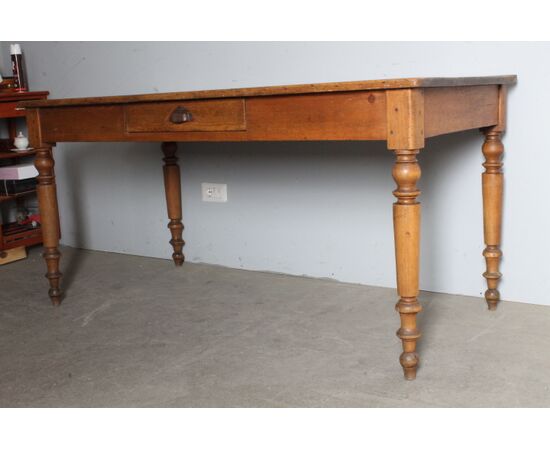 Antico tavolo provenzale fine 800 restaurato in patina. Mis 160 x 78 . h 79. Gambe tornite.