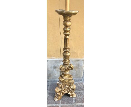 grande torcera in legno scolpito e dorato alto 132 cm