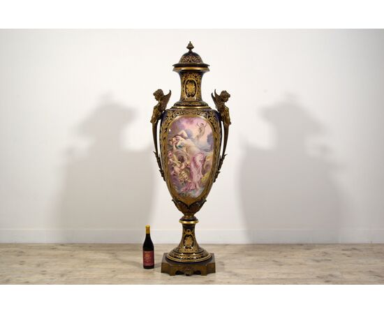 Monumentale vaso in porcellana policroma di Sèvres montato in bronzo dorato, Francia, fine XIX secolo