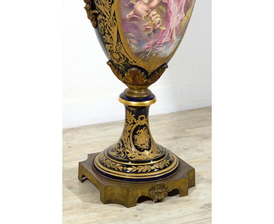 Monumentale vaso in porcellana policroma di Sèvres montato in bronzo dorato, Francia, fine XIX secolo