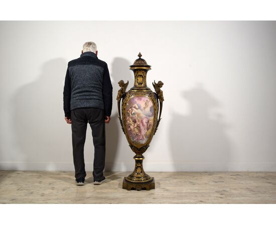 Monumentale vaso in porcellana policroma di Sèvres montato in bronzo dorato, Francia, fine XIX secolo