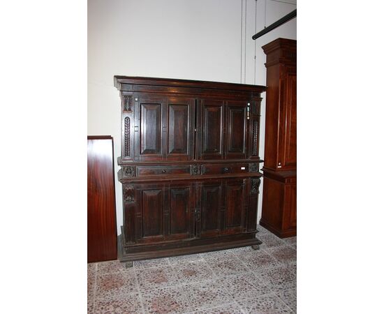 Maestosa credenza italiana del 1500 Rinascimento in legno di noce con Bambocci