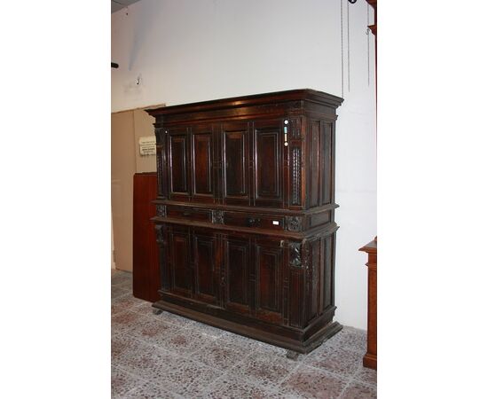 Maestosa credenza italiana del 1500 Rinascimento in legno di noce con Bambocci