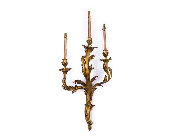 VENDUTE Quattro grandi applique a tre luci in bronzo dorato, fine XIX secolo, Francia, stile Luigi XV 