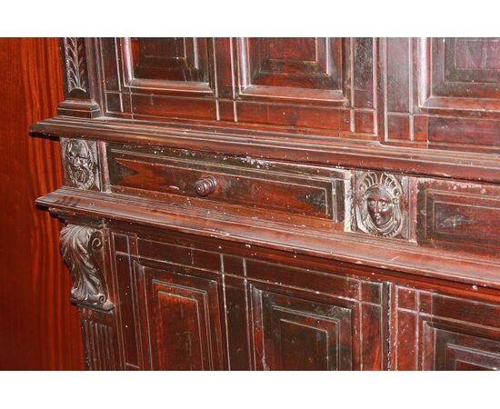 Maestosa credenza italiana del 1500 Rinascimento in legno di noce con Bambocci