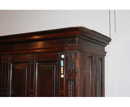 Maestosa credenza italiana del 1500 Rinascimento in legno di noce con Bambocci