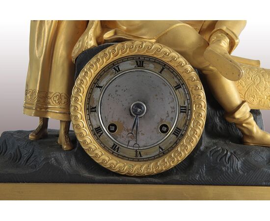 Orologio francese stile Impero del 1800 parigina in bronzo dorato al mercurio Scena di coppia dama con nobiluomo 