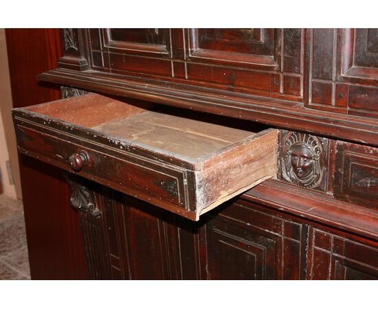 Maestosa credenza italiana del 1500 Rinascimento in legno di noce con Bambocci