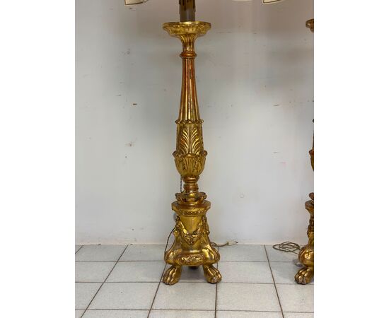 Coppia di candelieri lignei in foglia oro . Primo impero inizio 800. 170 cm