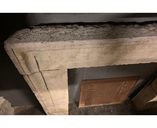 chp344 - pair of Aquitaine stone fireplaces, cm l 115/102 xh 112     