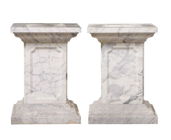 Coppia di Basi in Marmo Bianco Striato, XX Secolo, 58x58x80 cm