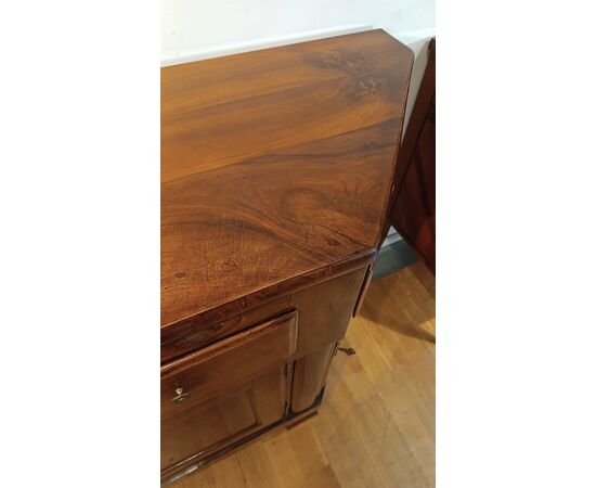 CREDENZA SCANTONATA IN NOCE SECONDA META’ XVIII SECOLO