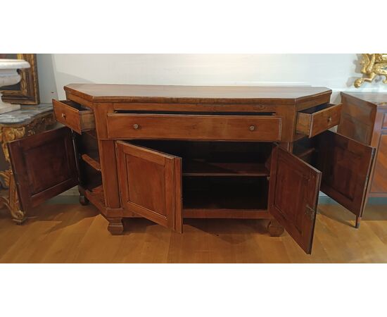 CREDENZA SCANTONATA IN NOCE SECONDA META’ XVIII SECOLO