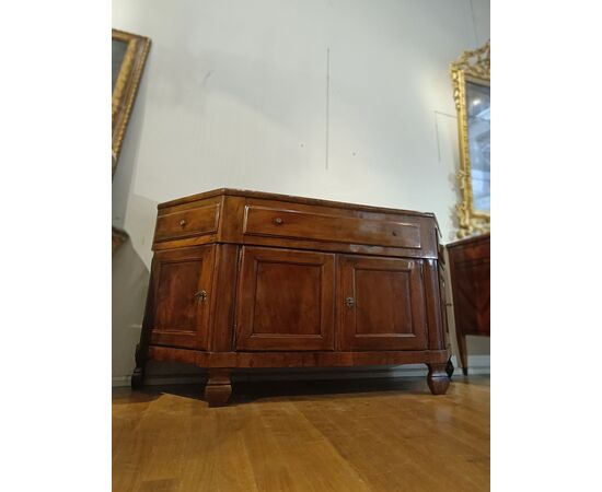 CREDENZA SCANTONATA IN NOCE SECONDA META’ XVIII SECOLO