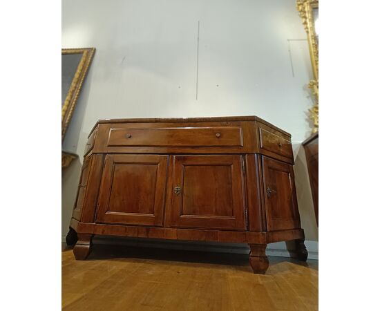 CREDENZA SCANTONATA IN NOCE SECONDA META’ XVIII SECOLO