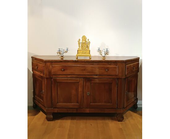 CREDENZA SCANTONATA IN NOCE SECONDA META’ XVIII SECOLO