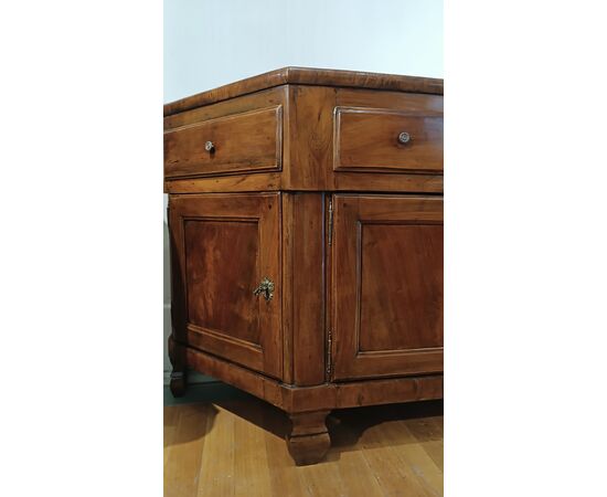 CREDENZA SCANTONATA IN NOCE SECONDA META’ XVIII SECOLO