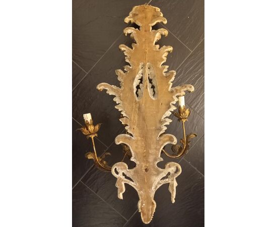 Coppia di appliques in legno dorato e laccato