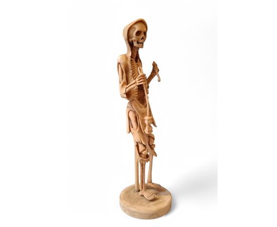 Memento Mori, scultura raffigurante uno scheletro incappucciato