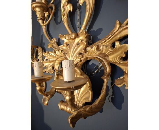 Grande applique in legno dorato intagliato