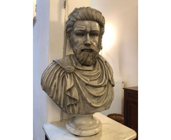 Grande Busto di un Imperatore Romano, marmo