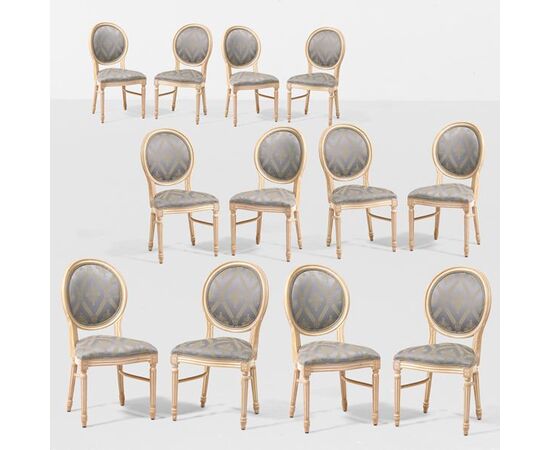 Set di 18 Sedie in Legno Intagliato e Dipinto, XX Secolo: Eleganza e Raffinatezza