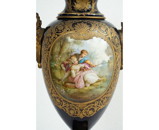 Vaso antico Napoleone III Francese in porcellana di Sevres con innesti di elementi in bronzo dorato firmato" L.Bertren". Periodo XIX secolo.