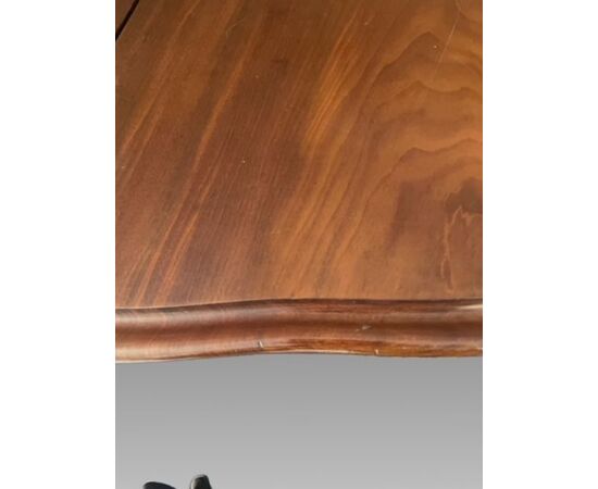 Extendable table in mahogany