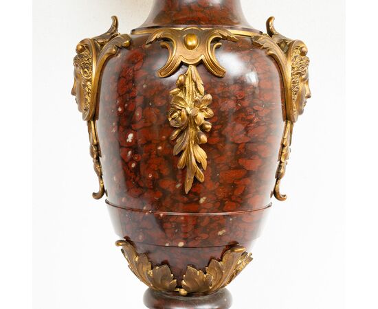 Vaso/Lampada antica Napoleone III Francese in marmo rosso griotte con innesti di elementi in bronzo dorato. Periodo XIX secolo.