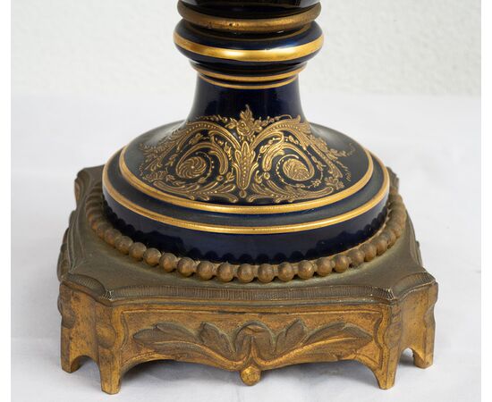 Vaso antico Napoleone III Francese in porcellana di Sevres con innesti di elementi in bronzo dorato firmato" L.Bertren". Periodo XIX secolo.